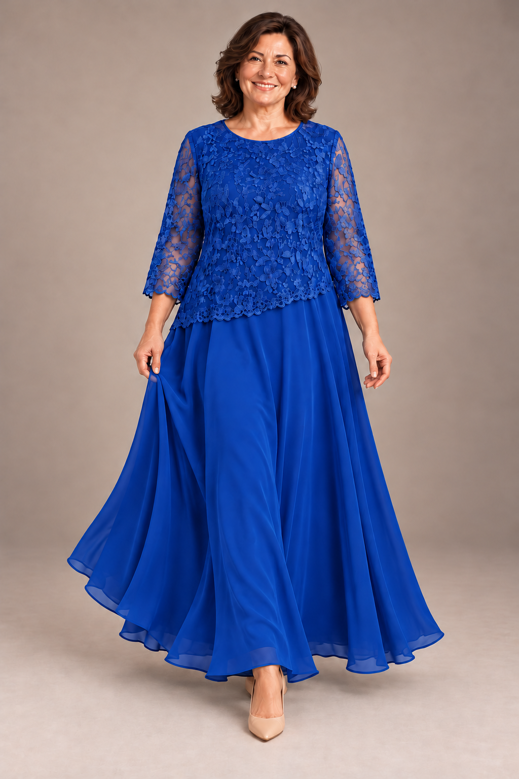 Dalia en Azul rey, pose 3: vestido largo de encaje floral de Leonor Marín