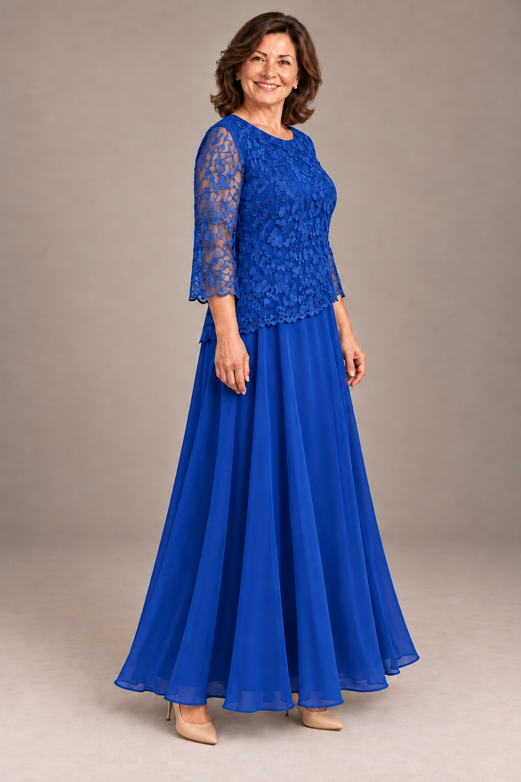 Dalia en Azul rey, pose 4: vestido largo de encaje floral de Leonor Marín