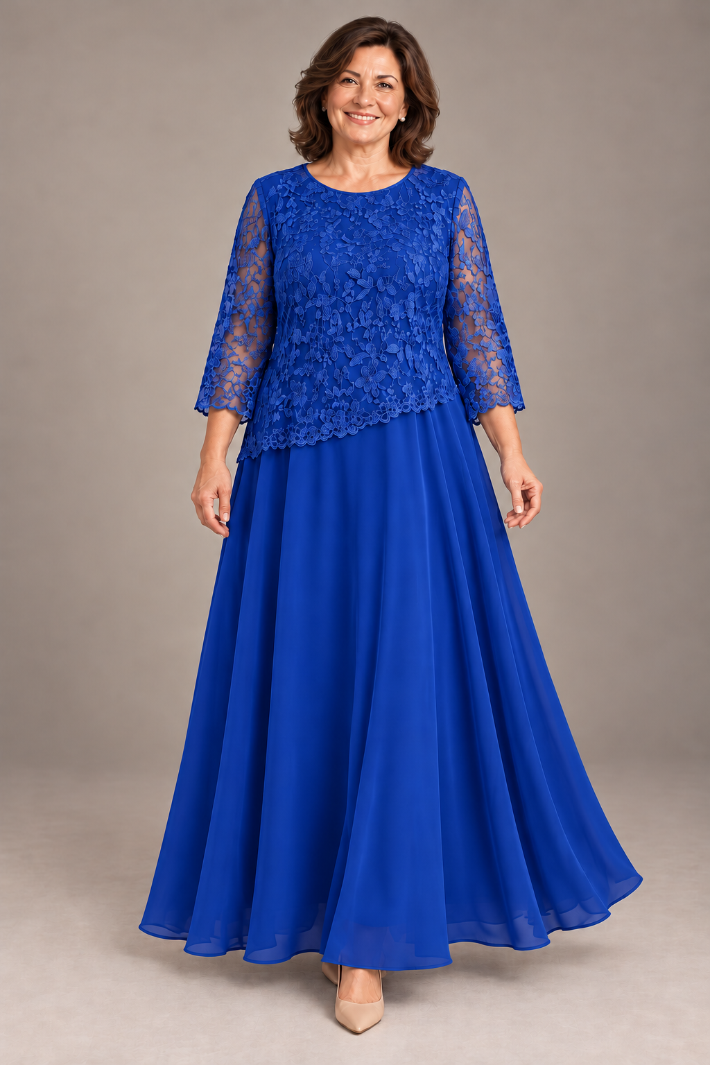Imagen editorial de Dalia en Azul rey, vestido largo de encaje floral de Leonor Marín