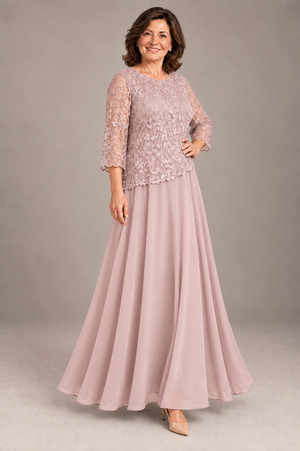 Dalia en Rosa empolvado, pose 2: vestido largo de encaje floral de Leonor Marín