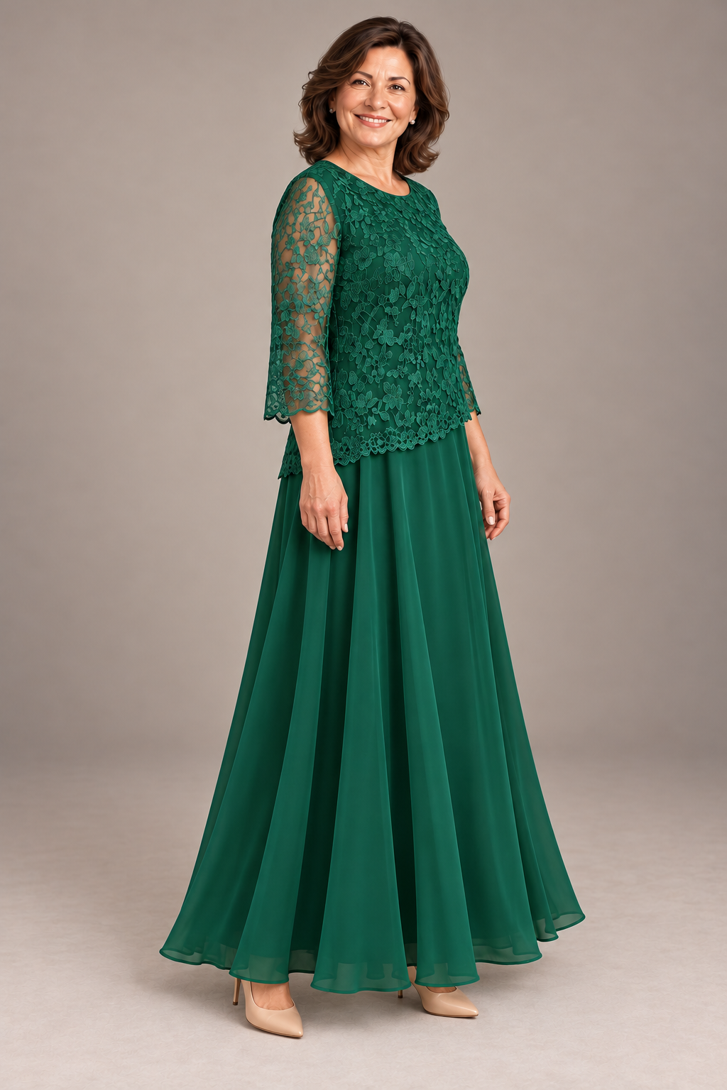 Dalia en Verde esmeralda, pose 4: vestido largo de encaje floral de Leonor Marín