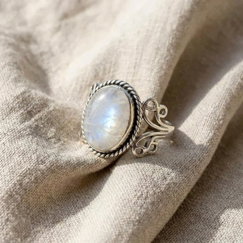Anillo de Piedra Lunar Ovalada con Banda de Rizos