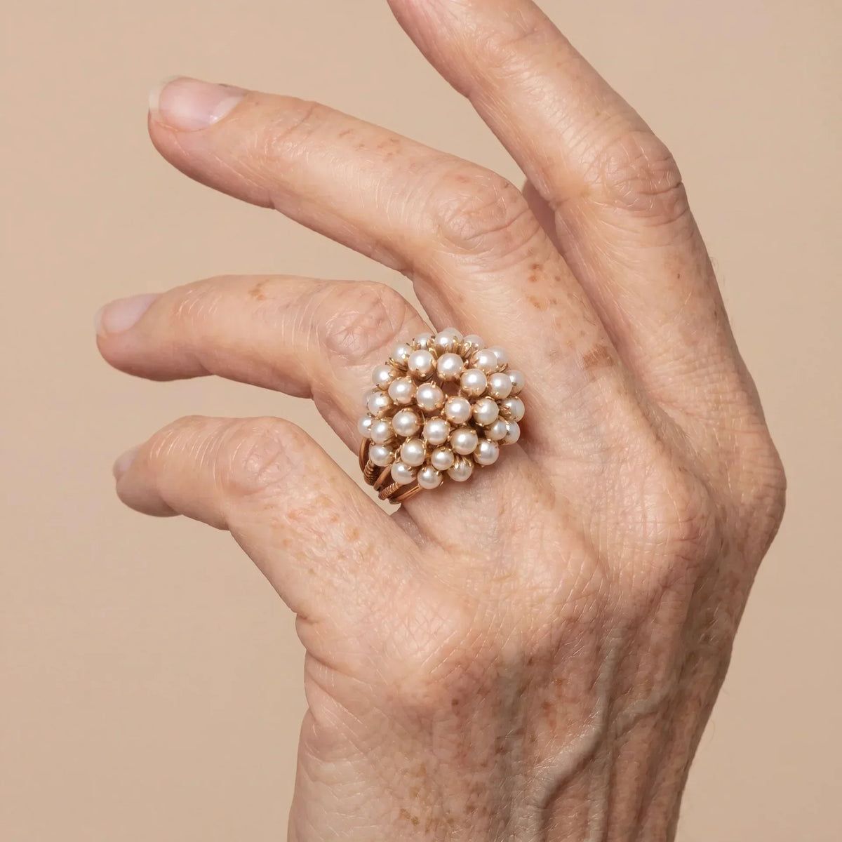 Anillo de Oro Clásico con Perla Incrustada