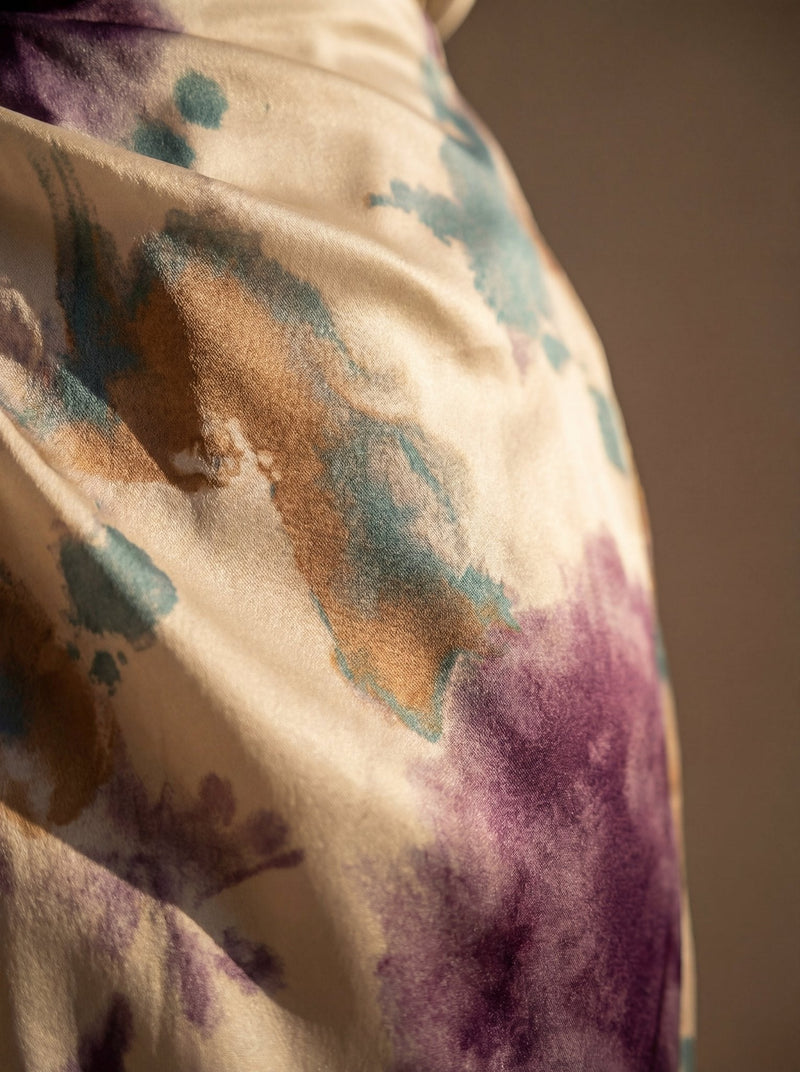 Detalle cercano del estampado acuarela de Olivia en tonos violeta, azul y beige