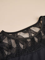 Detalle del escote y encaje geométrico negro del vestido Adriana