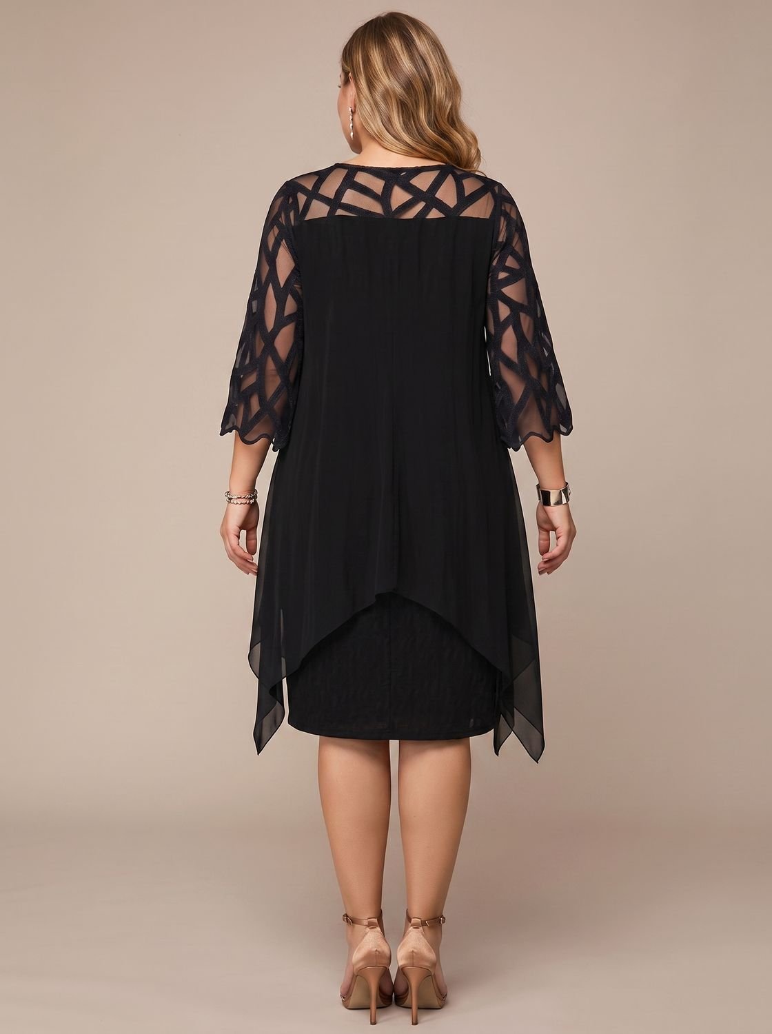 Vista trasera del vestido Adriana negro con mangas de encaje