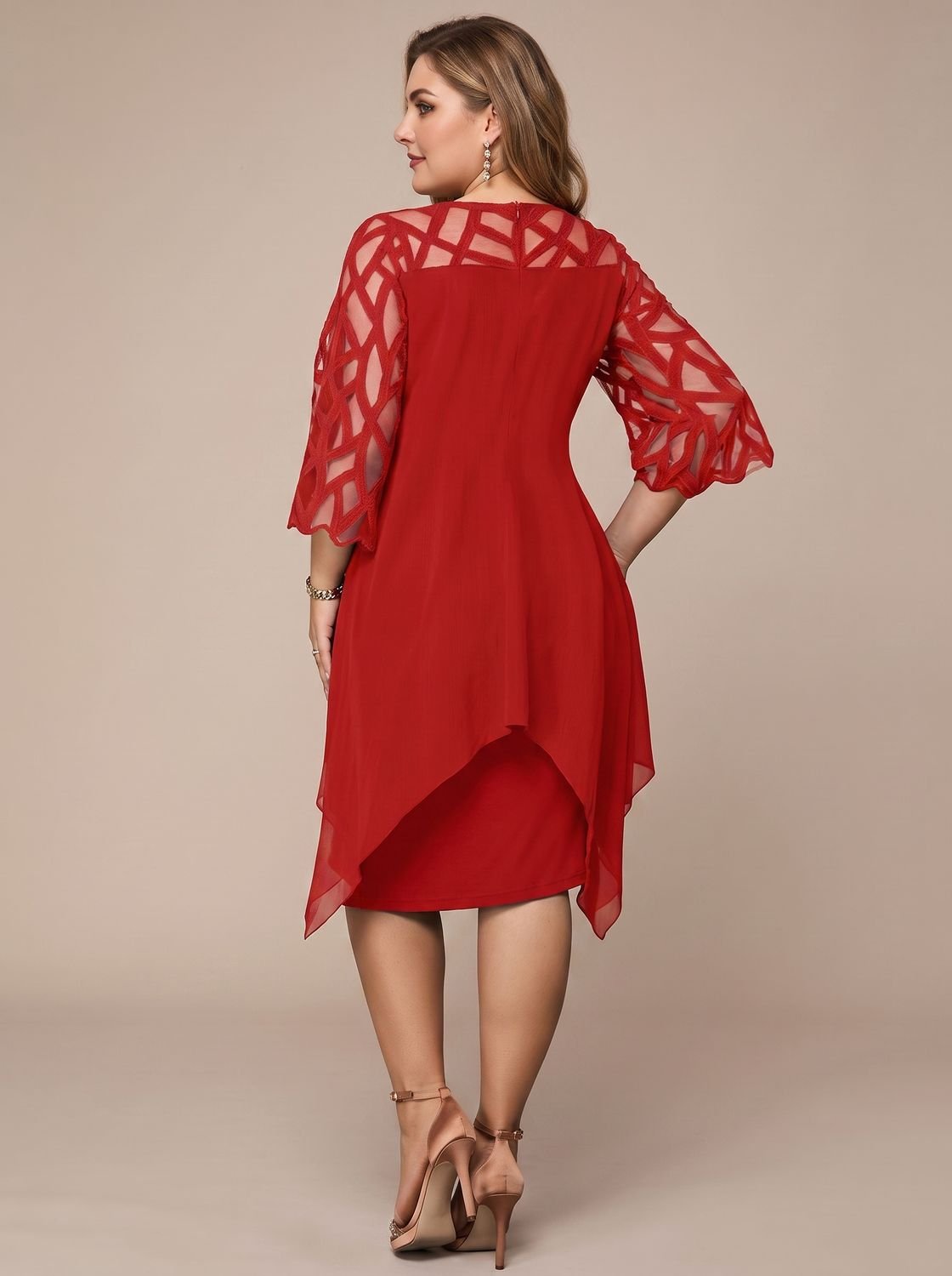 Vista trasera del vestido Adriana rojo con mangas de encaje
