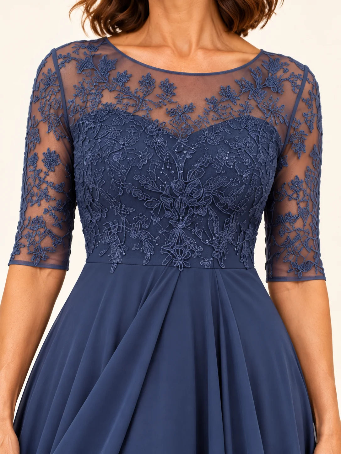 Cuerpo bordado y cintura definida del vestido Rhonda