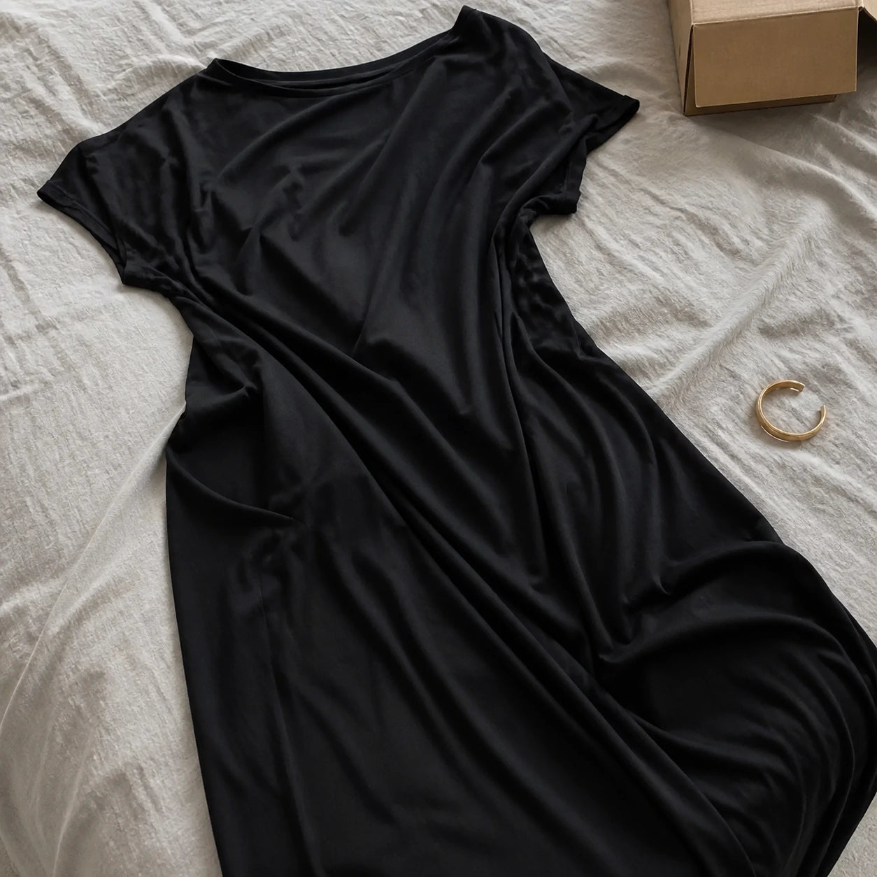 Vestido Altea Negro · detalle sobre la cama
