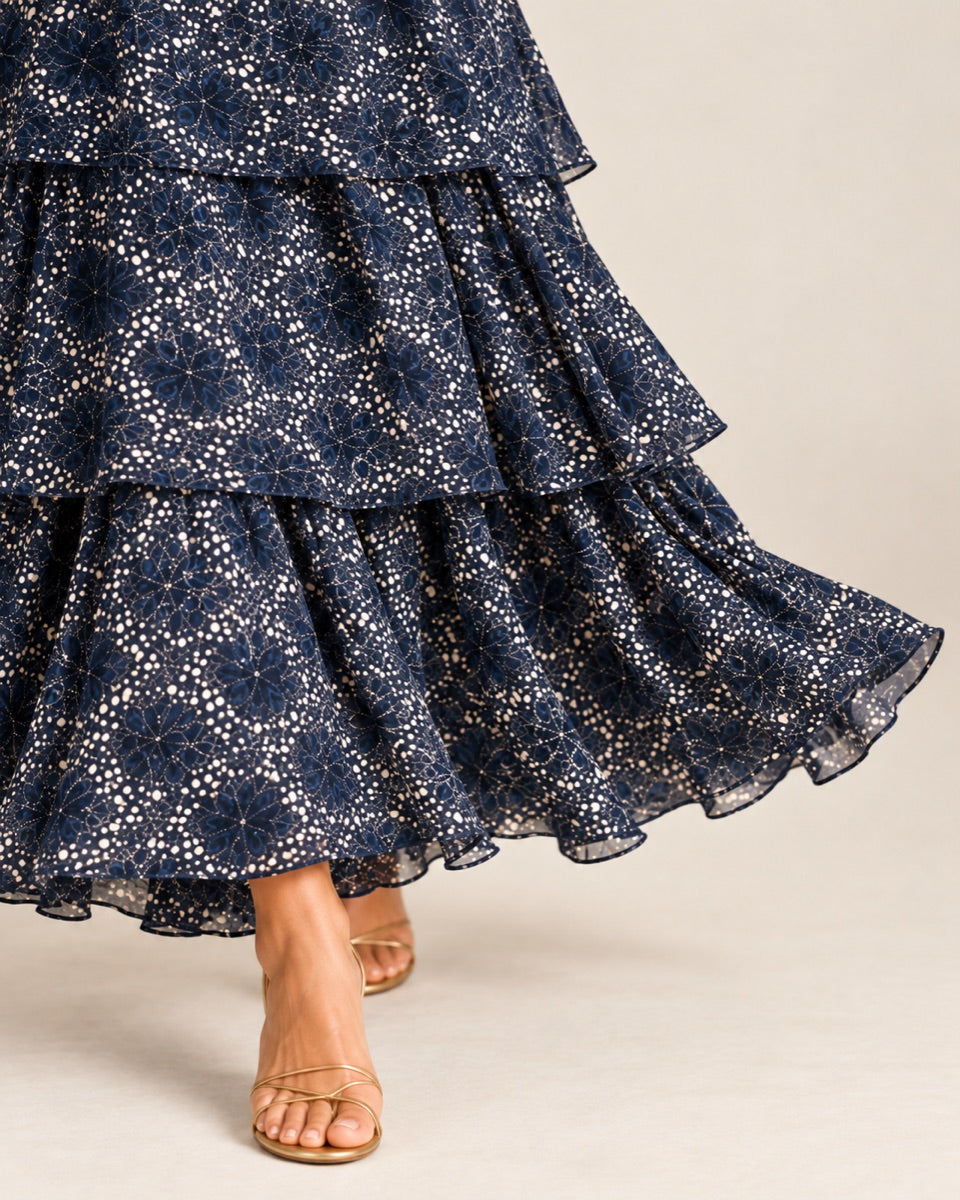 Detalle del bajo escalonado en movimiento del vestido Lara