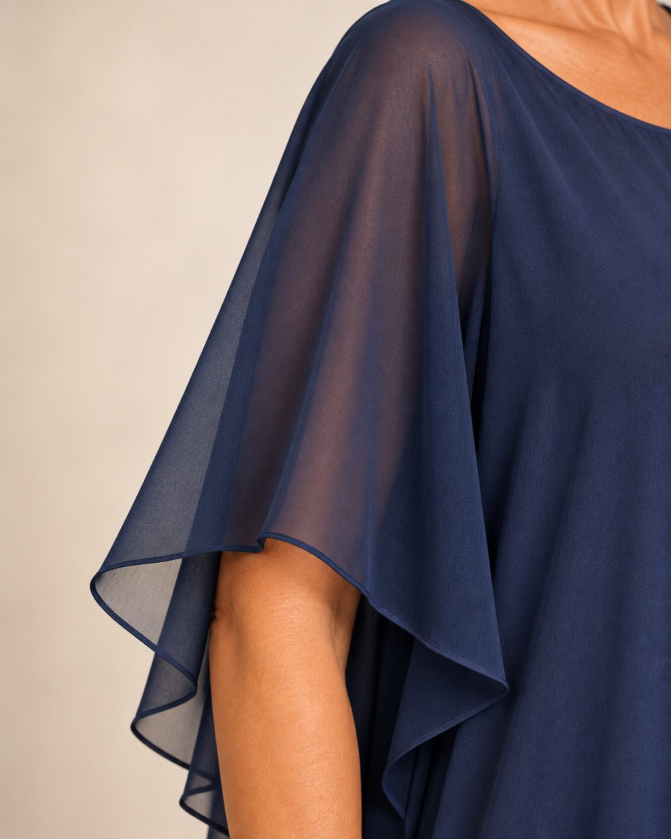 Detalle de la manga vaporosa azul marino del vestido Lara